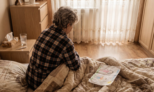 W poniedziałek zmierzyłam 38,5 i napisałam synowej, że pierwszy raz od trzech lat nie dam rady z chłopcami. O siódmej rano stali pod drzwiami, z reklamówką: „kupiłam ci witaminę C i syrop"
