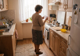Młodym sąsiadom z parteru od dwóch lat znoszę wózek i zostaję z ich córeczką, kiedy oboje biegną do pracy. W piątek mała wręczyła mi zaproszenie na chrzciny siostrzyczki. Na kopercie napisali: „dla babci Krysi"