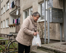 Sąsiadka z dołu pukała co tydzień po cukier, jajka, mleko. Zawsze oddawała. W grudniu pożyczyłam jej 2 tysiące na rachunki. Od tamtego dnia zmienia chodnik, kiedy mnie widzi