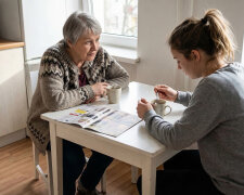 Wzięłam pożyczkę, żeby pomóc córce spłacić kartę kredytową. Trzy miesiące później zadzwonił do mnie jej mąż i powiedział, że córka ma jeszcze cztery karty. I że on też już nie ma z czego spłacać