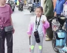Niewidoma dziewczynka sama chodzi do szkoły i nie ma pojęcia, że towarzyszy jej matka
