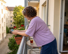 Przez dwa lata woziłam sąsiadkę z naprzeciwka na dializy - trzy razy w tygodniu, na szóstą rano. Wiosną wyprowadziła się do syna do Sopotu i więcej się nie odezwała. We wrześniu przyszedł do mnie list z kancelarii notarialnej w Sopocie