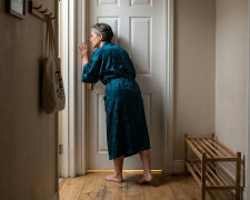 Mąż po 28 latach małżeństwa zaczął zamykać łazienkę na klucz, kiedy bierze prysznic. Kiedyś zostawiał drzwi otwarte i krzyczał, żebym podała ręcznik. Teraz zabiera telefon ze sobą nawet pod wodę