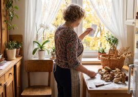 Mąż co roku w październiku jedzie z kolegami na tydzień na grzyby w Bory Tucholskie i zawsze wraca z pełnym koszem. W tym roku, czyszcząc prawdziwki, znalazłam na dnie kosza paragon z warzywniaka w Chojnicach