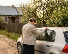 Brat odziedziczył po mamie dom na wsi. Ustaliśmy, że sprzeda i podzieli się po połowie. Sprzedał. Na pytanie o moją część odpowiedział: "Mama chciała, żeby dom został w rodzinie. Kupiłem za to mieszkanie synowi"