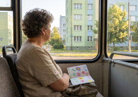 Przez cztery lata odprowadzałam wnuczkę do szkoły, bo synowa zaczynała pracę o siódmej, w czerwcu na apelu wnuczka odebrała dyplom i powiedziała do mikrofonu: „dziękuję babci, bo ona nigdy się nie spóźnia"