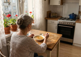 Przez dwadzieścia lat co miesiąc odkładałam po 200 złotych na osobne konto dla wnuka. Kiedy skończył osiemnaście lat, przekazałam mu je osobiście. Tydzień później synowa napisała mi wiadomość, po której nie spałam trzy noce