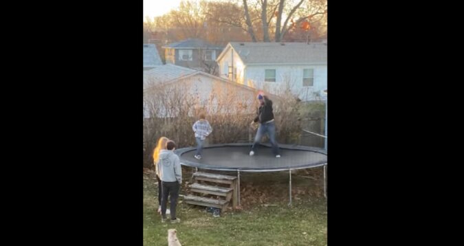 Tata zaimponował wszystkim swoim skokiem na trampolinie, ale użytkownicy mogli się tylko śmiać. Wideo