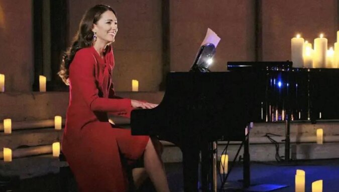 Sportsmenka, piękna kobieta, pianistka: Kate Middleton w czerwonym jedwabiu z wirtuozerią gra na fortepianie