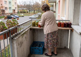 Dzieci przyjeżdżają raz na miesiąc, w niedzielę, z pustym bagażnikiem. Przy pożegnaniu wnuczka zapytała mamę, czy za tydzień «znowu jedziemy do babci po słoiki». Właśnie pakowałam im czternasty - z bigosem