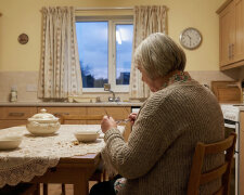 Co miesiąc robię wnukom zakupy szkolne - zeszyty, kredki, plecaki. W zeszłym miesiącu kupiłam sobie nowe okulary za 350 złotych. Synowa powiedziała przy całej rodzinie: "Widzę, że babcia ma pieniądze na fanaberie, ale na buty dla Kuby trzeba prosić"