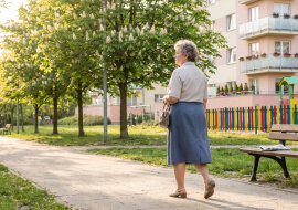 Od czterech lat dwa razy w tygodniu zabieram wnuczkę na plac zabaw, bo synowa mówi, że po pracy nie ma siły, w sobotę na tym samym placu spotkałam synową z koleżanką i dwoma psami - powiedziała: „akurat wyszłyśmy na chwilę na powietrze"