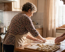 Szesnastoletni wnuk, który na rodzinnych obiadach zawsze siedzi w telefonie, w sobotę przyjechał do mnie sam, z zeszytem. Powiedział: „babciu, naucz mnie twoich pierogów, chcę zaskoczyć Olę". Lepiliśmy do wieczora