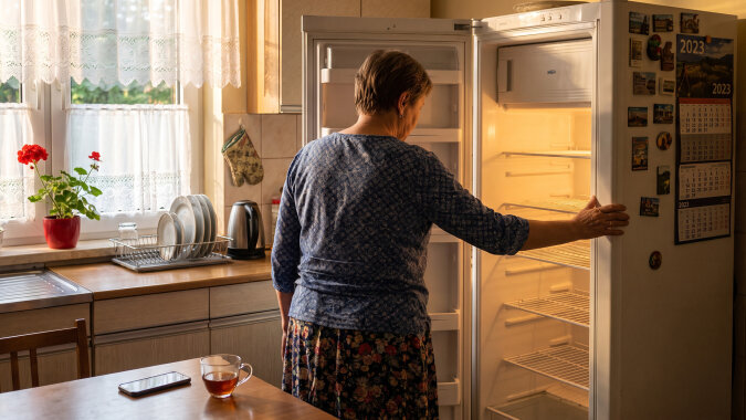 Dwa lata temu pożyczyłam młodym dwanaście tysięcy na wykończenie kuchni. W sierpniu padła mi lodówka, poprosiłam o zwrot choć części. Synowa odpowiedziała: „mamo, w twoim wieku wypada mieć odłożone na takie awarie"