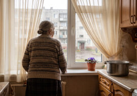 Wynajęłam pokój studentce, bo emerytura nie starcza, a i tak bałam się obcej w domu. Po roku przyznała, że nie szukała taniego pokoju - szukała kogoś, kto spyta, czy zjadła obiad. Babcię straciła w liceum