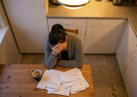 Zgodziłam się być żyrantem kredytu dla bratowej. Brat prosił, mówił, że to na pół roku. Minęły cztery lata - bratowa się z nim rozwiodła, wyjechała, a kredyt został na mnie