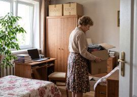 Na zimę przeprowadziłam się do syna, a klucze od mieszkania zostawiłam córce. W lutym ze spółdzielni przyszło rozliczenie wody: zużycie trzy razy większe niż zwykle. Sąsiadka powiedziała przez telefon, że od listopada mieszkają u mnie dwie studentki