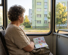 Przez cztery lata odprowadzałam wnuczkę do szkoły, bo synowa zaczynała pracę o siódmej, w czerwcu na apelu wnuczka odebrała dyplom i powiedziała do mikrofonu: „dziękuję babci, bo ona nigdy się nie spóźnia"