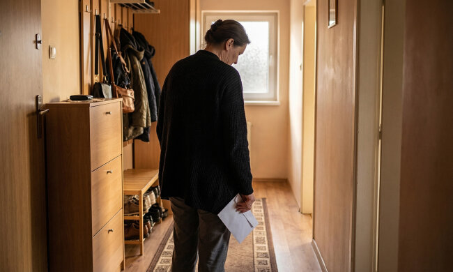 Brat przez całe życie opiekował się mamą. Kiedy mama umarła, zostawiła wszystko mnie. W testamencie było jedno zdanie, które tłumaczyło dlaczego - ale nie wiem, czy mam prawo je przyjąć