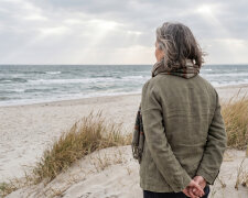 Trzy lata nie wyjeżdżałam nigdzie, bo mama potrzebowała opieki całodobowej. Brat przyjeżdżał raz na miesiąc z kwiatami na pół godziny. Kiedy mama odeszła, sąsiadki mówiły mi, jaki on wspaniały syn