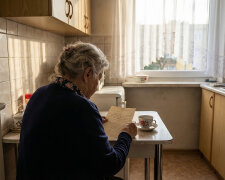 Dawałam synowi po 500 złotych co miesiąc, żeby "dopiął do wypłaty". Pewnego dnia synowa wstawiła na Facebooka zdjęcie nowej kanapy za 8 tysięcy