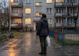 Mąż od dwóch miesięcy wraca z pracy o tej samej porze co zawsze, ale pachnie inaczej. Nie perfumami, nie alkoholem - po prostu inaczej. Jakby był w mieszkaniu, w którym ktoś gotuje