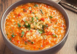Pyszna zupa z czerwonej soczewicy. Jest obfita i bardzo aromatyczna