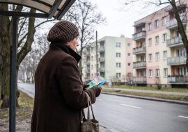 Przez cały rok szkolny odbieram wnuki ze szkoły, odrabiam z nimi lekcje i daję obiad - synowa kończy pracę o siedemnastej. Na Dzień Babci dostałam laurkę, a synowa przy dzieciach podziękowała mi, że «mam wreszcie zajęcie na emeryturze»