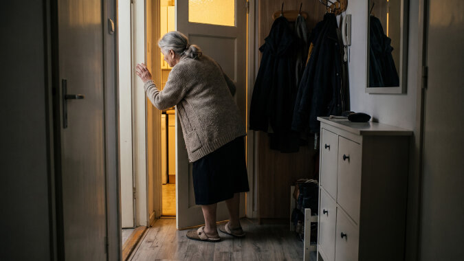 Podsłuchałam, jak dzieci ustalają, kto weźmie mieszkanie, „jak mamy już nie będzie". Nic nie powiedziałam. W poniedziałek u notariusza zapisałam wszystko wnuczce — jedynej, która do mnie dzwoni