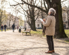 Kiedyś powiedziałam wnuczce, że w młodości marzyłam o malowaniu, ale ojciec powiedział, że to nie dla takich jak my. Na Gwiazdkę dostałam od niej pudełko z farbami, pędzlami i kartką: "Babciu, teraz nikt ci nie zabroni."