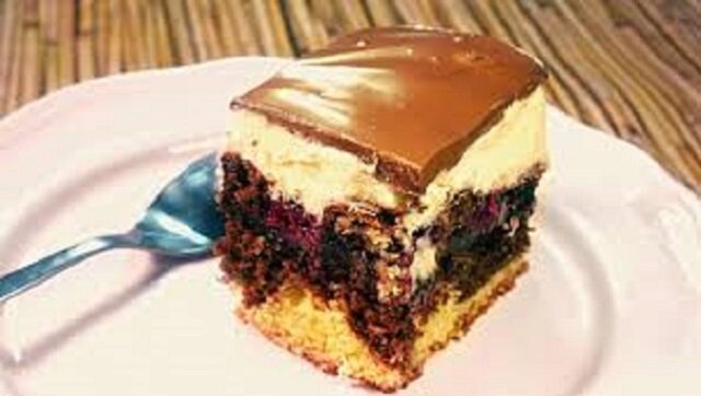 Ciasto z malinami i polewą czekoladową. Jest banalnie proste i puszyste