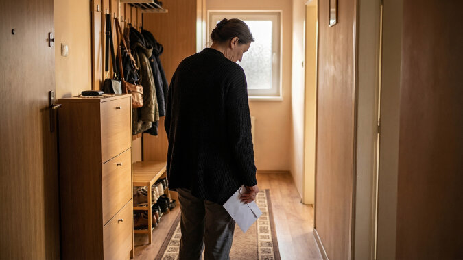 Brat przez całe życie opiekował się mamą. Kiedy mama umarła, zostawiła wszystko mnie. W testamencie było jedno zdanie, które tłumaczyło dlaczego - ale nie wiem, czy mam prawo je przyjąć