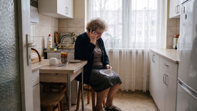 Od września w czwartki po szkole przychodzą do mnie trzy dziewczynki z bloku - uczę je szydełkować, jak kiedyś córkę. Wczoraj zadzwoniła mama jednej z nich: Ola zrobiła na Dzień Babci serwetkę i chciałaby, żebym przyszła na akademię