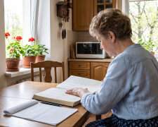 Mama mieszka u brata, emeryturę "ogarnia" Leon - "mamo, po co ci gotówka, wszystko masz". Na komunii prawnuczki mama wręczyła kopertę. W środku było pięćdziesiąt złotych i kartka ołówkiem: "więcej Leon nie dał, wybaczcie"