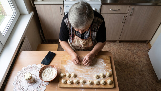 Wnuk nagrywał mnie telefonem, jak lepię pierogi, „dla pamiątki, babciu". Wczoraj w sklepie obca dziewczyna zapytała, czy to ja jestem „tą babcią od pierogów"