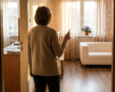 Sąsiadka zostawiła mi klucze do swojego mieszkania, kiedy jechała do szpitala. Poprosiła, żebym podlewała kwiaty. Na komodzie leżał otwarty testament - i moje nazwisko w środku