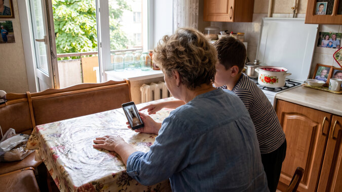 Wnuk pokazywał mi na telefonie taty zdjęcia z wakacji i przewinął za daleko: mój przedpokój, moja kuchnia, mój balkon - w folderze "Mieszkanie M. - dla agenta". Zdjęcia zrobione we wtorek. We wtorek syn przyszedł "naprawić kran"