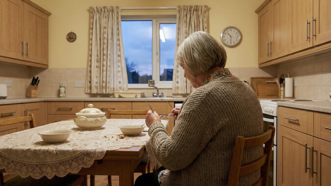 Co miesiąc robię wnukom zakupy szkolne - zeszyty, kredki, plecaki. W zeszłym miesiącu kupiłam sobie nowe okulary za 350 złotych. Synowa powiedziała przy całej rodzinie: "Widzę, że babcia ma pieniądze na fanaberie, ale na buty dla Kuby trzeba prosić"