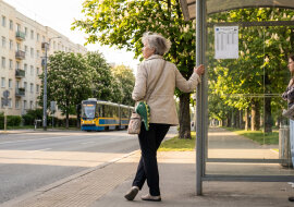 Trzy razy w tygodniu jadę autobusem przez całe miasto, żeby odebrać wnuka z przedszkola. Synowa pracuje zdalnie. Kiedy raz powiedziałam, że boli mnie kolano, odpisała: „To weź Ubera"