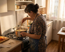 Syn z synową wprowadzili się "na chwilę", bo budują dom. Zaproponowałam, żebyśmy zrzucali się wszyscy na jedzenie - po równo. Synowa spojrzała na mnie i powiedziała: "Mamo, przecież ty i tak gotujesz"