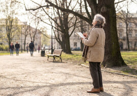 Kiedyś powiedziałam wnuczce, że w młodości marzyłam o malowaniu, ale ojciec powiedział, że to nie dla takich jak my. Na Gwiazdkę dostałam od niej pudełko z farbami, pędzlami i kartką: "Babciu, teraz nikt ci nie zabroni."
