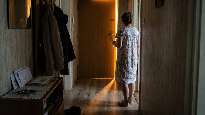 Syn z rodziną wprowadził się do mnie „na parę miesięcy", póki nie skończą remontu. Minął rok. Wczoraj przez ścianę usłyszałam, jak ustalają coś o moim pokoju i „co dalej z babcią". Dosłyszałam jedno zdanie, odłożyłam robótkę i nie zmrużyłam oka