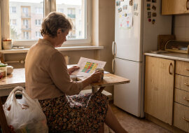 Trzeci wrzesień z rzędu synowa przysłała mi tabelkę: odbiór ze szkoły, angielski, basen — moje imię w każdej kratce oprócz niedziel. Na dole dopisek: „wydrukuj sobie, mamo, będzie ci łatwiej zapamiętać"