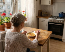 Przez dwadzieścia lat co miesiąc odkładałam po 200 złotych na osobne konto dla wnuka. Kiedy skończył osiemnaście lat, przekazałam mu je osobiście. Tydzień później synowa napisała mi wiadomość, po której nie spałam trzy noce