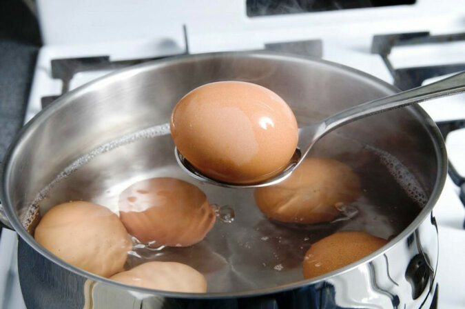 Dlaczego warto zostawić wodę, w której gotowały się jajka: przydatna wskazówka