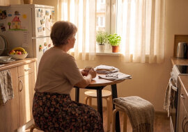 Po sprzedaży działki po mężu mam na koncie 60 tysięcy. Syn, który wcześniej dzwonił raz na miesiąc, teraz dzwoni co niedzielę i pyta o zdrowie. Wczoraj dodał: „pomyśl o wspólnym koncie, oszuści teraz polują na starszych"
