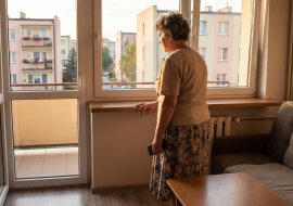 Pilnowałam wnuczki cztery lata, syn w końcu powiedział, że znaleźli panią do opieki, bo „nie chcemy cię przemęczać", tydzień później wnuczka powiedziała mi przez telefon: „babciu, nowa pani śpi na kanapie i daje mi tablet"