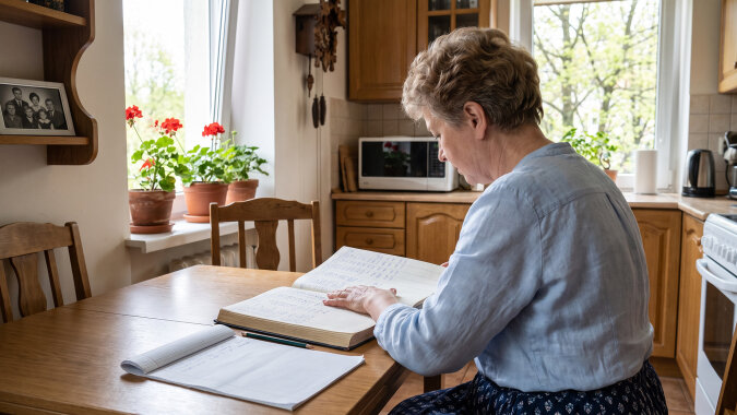 Mama mieszka u brata, emeryturę "ogarnia" Leon - "mamo, po co ci gotówka, wszystko masz". Na komunii prawnuczki mama wręczyła kopertę. W środku było pięćdziesiąt złotych i kartka ołówkiem: "więcej Leon nie dał, wybaczcie"