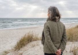 Trzy lata nie wyjeżdżałam nigdzie, bo mama potrzebowała opieki całodobowej. Brat przyjeżdżał raz na miesiąc z kwiatami na pół godziny. Kiedy mama odeszła, sąsiadki mówiły mi, jaki on wspaniały syn