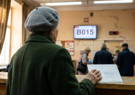Odkładałam pieniądze na wesele wnuczki przez pięć lat. Kiedy przyszło co do czego, syn powiedział, żebym dała je jemu - bo "on lepiej wie, na co je wydać"